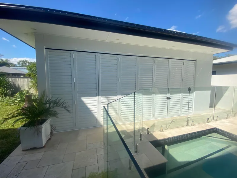 Aluminium shutters closing in a pool house